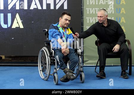 DNIPRO, UKRAINE - 21. MÄRZ 2024 - erster Botschafter des Projekts, der amputierte Veteran Maksym Kozoroh (R) wird während der Präsentation des neuen Sozial- und Bildungsprojekts Titans.UA vorgestellt, das nicht nur verschiedene Arten der Rehabilitation umfasst, sondern auch Initiativen zur Förderung der Integration von Veteranen in alle Lebensbereiche der Region sowie Bildungsprogramme, die darauf ausgerichtet sind Förderung einer respektvollen Haltung gegenüber Helden, Dnipro, Ostukraine. Stockfoto