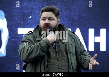 DNIPRO, UKRAINE – 21. MÄRZ 2024: der Militärpsychologe Andrii Kozinchuk aus Kiew spricht während der Präsentation eines neuen Sozial- und Bildungsprojekts der regionalen Militärverwaltung Titans.UA Dnipro, das nicht nur verschiedene Arten der Rehabilitation umfasst, sondern auch Initiativen zur Förderung der Integration von Veteranen in alle Lebensbereiche in die Region sowie Bildungsprogramme zielten darauf ab, eine respektvolle Haltung gegenüber Helden, Dnipro, Ostukraine, zu fördern. Stockfoto