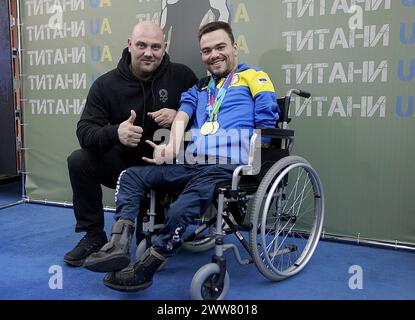DNIPRO, UKRAINE – 21. MÄRZ 2024 - Leiter der regionalen Militärverwaltung Dnipro, Serhii Lysak (L), posiert für ein Foto während der Präsentation des neuen Sozial- und Bildungsprojekts Titans.UA, das nicht nur verschiedene Arten der Rehabilitation, sondern auch Initiativen zur Förderung der Integration von Veteranen in alle Lebensbereiche umfasst die Region sowie Bildungsprogramme zielten darauf ab, eine respektvolle Haltung gegenüber Helden, Dnipro, Ostukraine, zu fördern. Stockfoto