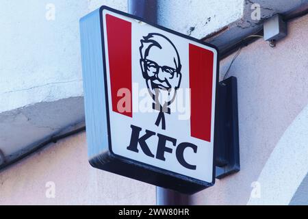 Tyumen, Russland, 2. März 2024: KFC-Schild an der Außenwand Stockfoto