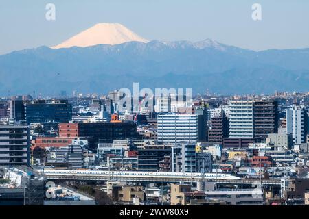 Tokio, Japan. März 2024. Die Skyline des südlichen Tokios mit dem Mt. Fuji (Fujian) am Morgen mit einem JR Central Nozomi Shinkansen, der durch die Stadtlandschaft fährt. Der Nikkei 225 setzte einen neuen Rekord, als die japanische Wirtschaft auf die Ankündigung der Bank of Japan reagierte, die negativen Zinsen zu beenden, um die Inflation zu zähmen. (Kreditbild: © Taidgh Barron/ZUMA Press Wire) NUR REDAKTIONELLE VERWENDUNG! Nicht für kommerzielle ZWECKE! Stockfoto