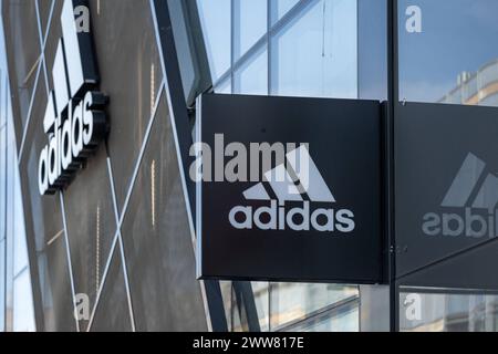 Adidas-Logo und Schriftzug an Modern Store-Fassade 21.03.24, Frankfurt: Symbolfoto, Illustrationsbild, Symbolbild, Illustrationsfoto Adidas-Logo und Schriftzug an Modern Store-Fassade das markante Logo und der Schriftzug von Adidas sind prominent an der modernen Fassade eines Adidas-Stores angebracht, wobei der Laden selbst nur teilweise sichtbar ist, und vermittelt Dynamik und Sportlichkeit in einem urbanen Umfeld. Frankfurt Hessen Deutschland *** Adidas Logo und Schriftzug auf moderner Ladenfassade 21 03 24, Frankfurt Symbolfoto, Illustrationsfoto, Symbolfoto Adidas Logo Stockfoto