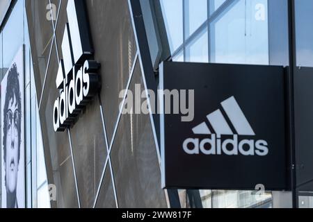 Adidas-Logo und Schriftzug an Modern Store-Fassade 21.03.24, Frankfurt: Symbolfoto, Illustrationsbild, Symbolbild, Illustrationsfoto Adidas-Logo und Schriftzug an Modern Store-Fassade das markante Logo und der Schriftzug von Adidas sind prominent an der modernen Fassade eines Adidas-Stores angebracht, wobei der Laden selbst nur teilweise sichtbar ist, und vermittelt Dynamik und Sportlichkeit in einem urbanen Umfeld. Frankfurt Hessen Deutschland *** Adidas Logo und Schriftzug auf moderner Ladenfassade 21 03 24, Frankfurt Symbolfoto, Illustrationsfoto, Symbolfoto Adidas Logo Stockfoto