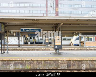 Brüssel, Belgien - 29. Juli 2023: Bahnsteige des Bahnhofs Bruxelles-Midi mit Geschäftsgebäuden Stockfoto