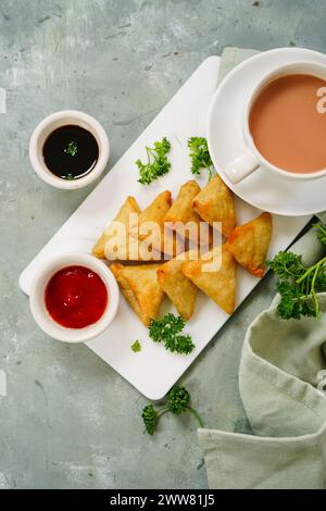 Hausgemachte Mini-Cocktail-Samosa | indische Vorspeise mit Ketchup und Tamarindensauce Stockfoto