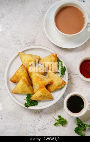 Hausgemachte Mini-Cocktail-Samosa | indische Vorspeise mit Ketchup und Tamarindensauce Stockfoto