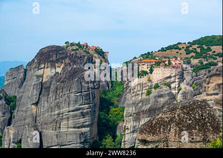 Kloster Meteora Griechenland. Atemberaubende Sommer Panoramablick auf die Landschaft. Blick auf die Berge und grüne Wälder gegen epische blauer Himmel mit Wolken. UNESCO Welterbe l Stockfoto