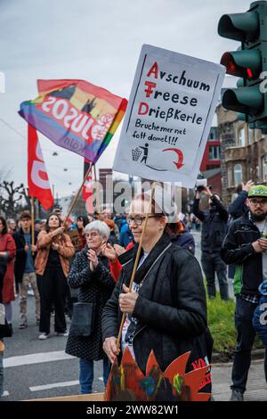 Am Internationalen Tag gegen Rassismus demonstrieren Bürger gegen Rechtsextremismus und die AFD-Partei für Demokratie und Grundrechte, Col Stockfoto