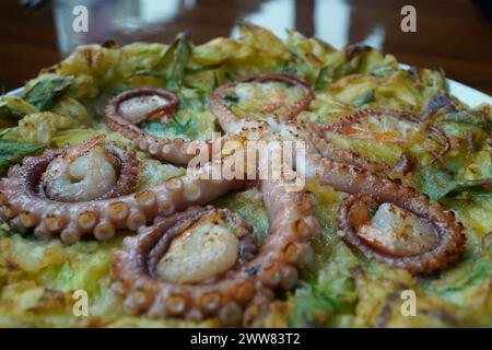 Koreanische Pfannkuchen mit ganzen Oktopus und grünen Zwiebeln Stockfoto