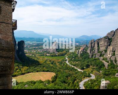 Kloster Meteora Griechenland. Atemberaubende Sommer Panoramablick auf die Landschaft. Blick auf die Berge und grüne Wälder gegen epische blauer Himmel mit Wolken. UNESCO Welterbe l Stockfoto