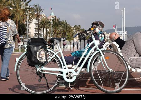 © Francois Glories/MAXPPP - 21/03/2024 René, Rentner von Nizza, Nostalgisch für den ehemaligen Bürgermeister von Nizza, Jacques Medecin (1928-1998 in Punta del Este, Bürgermeister von Nizza von 1966 bis 1990, Präsident des Allgemeinen Rates von Alpes-Maritimes von 1973 bis 1990, Parlamentsabgeordneter von 1967 bis 1988, und von 1976 bis 1978 Minister für Tourismus in den Chirac-Regierungen). Quelle: MAXPPP/Alamy Live News Stockfoto