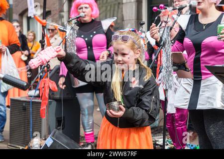 Ein junges Mädchen mit sternverzierten Wangen erzeugt während einer Feier zum Königstag - Niederlande, Amsterdam, 27.04.2023 Stockfoto