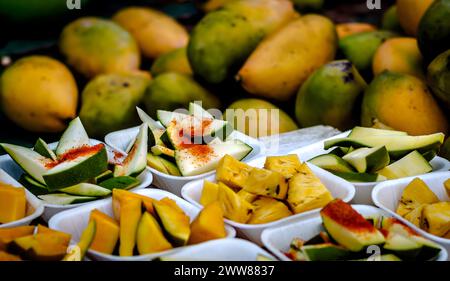 Leckere scharfe Mangos werden an einem kleinen, bunten Verkaufsstand in Kanyakumari, Indien, verkauft. Stockfoto