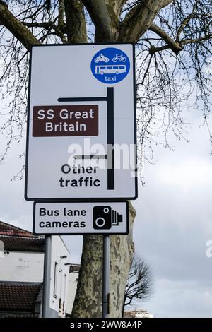 Bristol, Großbritannien. März 2024. Die Durchsetzung von Busrouten wird für den stadtrat von Bristol zum Geldspinner. Der Stadtrat von Bristol hat mehrere Bus-Gates in der Stadt für den reinen Bus-Zugang eingeführt und die neuen Regeln mit Verkehrskameras durchgesetzt. Wenn man Straßen, die die Einheimischen seit Jahren herunterfahren, in Bus Lanes umwandelt, verbessert man hoffentlich die schlechte Luftqualität in den Städten, hat sich aber auch zu einem Geldspinner für den rat entwickelt. Lokale Quellen zeigen den Abschnitt Cumberland Road, der sehr nahe an den wichtigsten Touristenattraktionen der Stadt liegt, die SS Großbritannien hat in etwa eine halbe Million Pfund an Geldstrafen gezogen Stockfoto