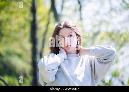 Porträt eines russischen Schulmädchens an einem sonnigen Tag. Stockfoto