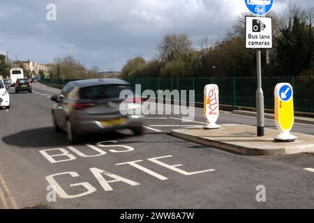 Bristol, Großbritannien. März 2024. Die Durchsetzung von Busrouten wird für den stadtrat von Bristol zum Geldspinner. Der Stadtrat von Bristol hat mehrere Bus-Gates in der Stadt für den reinen Bus-Zugang eingeführt und die neuen Regeln mit Verkehrskameras durchgesetzt. Wenn man Straßen, die die Einheimischen seit Jahren herunterfahren, in Bus Lanes umwandelt, verbessert man hoffentlich die schlechte Luftqualität in den Städten, hat sich aber auch zu einem Geldspinner für den rat entwickelt. Lokale Quellen zeigen den Abschnitt Cumberland Road, der sehr nahe an den wichtigsten Touristenattraktionen der Stadt liegt, die SS Großbritannien hat in etwa eine halbe Million Pfund an Geldstrafen gezogen Stockfoto