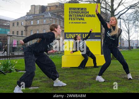 Edinburgh, Schottland. Freitag, 22. März 2024. Diese Woche werden Tickets für das Edinburgh International Festival für die Öffentlichkeit verkauft. Aus diesem Anlass werden junge schottische Balletttänzer auf dem St. Andrew Square mit einer riesigen Version der diesjährigen Broschüre aufgeführt, die an verschiedenen wichtigen Orten in Edinburgh zu sehen ist. In den nächsten drei Tagen wird ein anderer Künstler in der Broschüre auftreten. Quelle: Brian Anderson Stockfoto