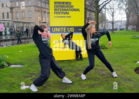 Edinburgh, Schottland. Freitag, 22. März 2024. Diese Woche werden Tickets für das Edinburgh International Festival für die Öffentlichkeit verkauft. Aus diesem Anlass werden junge schottische Balletttänzer auf dem St. Andrew Square mit einer riesigen Version der diesjährigen Broschüre aufgeführt, die an verschiedenen wichtigen Orten in Edinburgh zu sehen ist. In den nächsten drei Tagen wird ein anderer Künstler in der Broschüre auftreten. Quelle: Brian Anderson Stockfoto