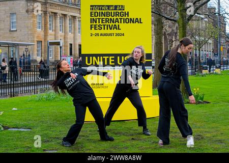 Edinburgh, Schottland. Freitag, 22. März 2024. Diese Woche werden Tickets für das Edinburgh International Festival für die Öffentlichkeit verkauft. Aus diesem Anlass werden junge schottische Balletttänzer auf dem St. Andrew Square mit einer riesigen Version der diesjährigen Broschüre aufgeführt, die an verschiedenen wichtigen Orten in Edinburgh zu sehen ist. In den nächsten drei Tagen wird ein anderer Künstler in der Broschüre auftreten. Quelle: Brian Anderson Stockfoto