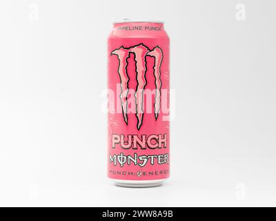 Monster Energy Pipeline Punsch-Getränk. Die Dose ist rosa mit der legendären Kralle. Das Getränk schmeckt nach Passionsfrucht, Orange und Guave. Stockfoto