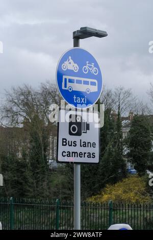 Bristol, Großbritannien. März 2024. Die Durchsetzung von Busrouten wird für den stadtrat von Bristol zum Geldspinner. Der Stadtrat von Bristol hat mehrere Bus-Gates in der Stadt für den reinen Bus-Zugang eingeführt und die neuen Regeln mit Verkehrskameras durchgesetzt. Wenn man Straßen, die die Einheimischen seit Jahren herunterfahren, in Bus Lanes umwandelt, verbessert man hoffentlich die schlechte Luftqualität in den Städten, hat sich aber auch zu einem Geldspinner für den rat entwickelt. Lokale Quellen zeigen den Abschnitt Cumberland Road, der sehr nahe an den wichtigsten Touristenattraktionen der Stadt liegt, die SS Großbritannien hat in etwa eine halbe Million Pfund an Geldstrafen gezogen Stockfoto