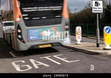 Bristol, Großbritannien. März 2024. Die Durchsetzung von Busrouten wird für den stadtrat von Bristol zum Geldspinner. Der Stadtrat von Bristol hat mehrere Bus-Gates in der Stadt für den reinen Bus-Zugang eingeführt und die neuen Regeln mit Verkehrskameras durchgesetzt. Wenn man Straßen, die die Einheimischen seit Jahren herunterfahren, in Bus Lanes umwandelt, verbessert man hoffentlich die schlechte Luftqualität in den Städten, hat sich aber auch zu einem Geldspinner für den rat entwickelt. Lokale Quellen zeigen den Abschnitt Cumberland Road, der sehr nahe an den wichtigsten Touristenattraktionen der Stadt liegt, die SS Großbritannien hat in etwa eine halbe Million Pfund an Geldstrafen gezogen Stockfoto