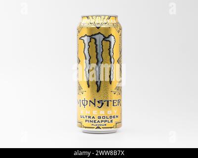 Monster Energy Ultra Gold Getränk. Das zuckerfreie Energy Drink befindet sich in einer goldenen Dose mit silberner Klaue. Der Ananasgeschmack ist kalorienfrei. Stockfoto