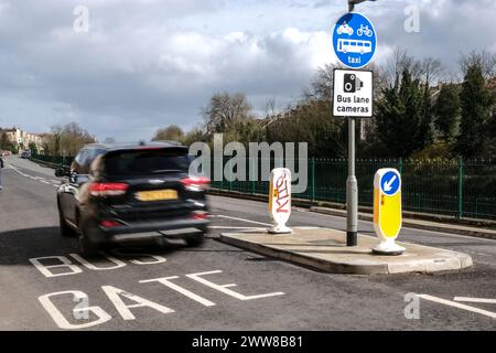 Bristol, Großbritannien. März 2024. Die Durchsetzung von Busrouten wird für den stadtrat von Bristol zum Geldspinner. Der Stadtrat von Bristol hat mehrere Bus-Gates in der Stadt für den reinen Bus-Zugang eingeführt und die neuen Regeln mit Verkehrskameras durchgesetzt. Wenn man Straßen, die die Einheimischen seit Jahren herunterfahren, in Bus Lanes umwandelt, verbessert man hoffentlich die schlechte Luftqualität in den Städten, hat sich aber auch zu einem Geldspinner für den rat entwickelt. Lokale Quellen zeigen den Abschnitt Cumberland Road, der sehr nahe an den wichtigsten Touristenattraktionen der Stadt liegt, die SS Großbritannien hat in etwa eine halbe Million Pfund an Geldstrafen gezogen Stockfoto