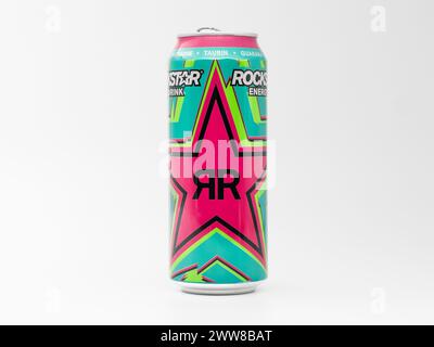 Rockstar Energy Drink Sour Apfel gemahlenes Getränk. Die glänzend grüne Dose mit dem leuchtenden magentafarbenen Sternlogo ist ein beliebtes Lifestyle-Getränk. Stockfoto