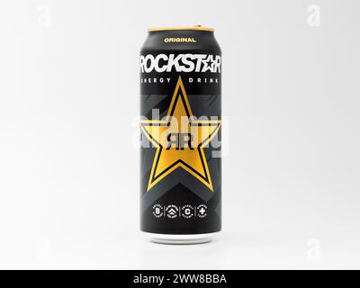 Rockstar Energy Drink Original Geschmacksgetränk im neuen Design. Die mattschwarze Dose mit dem goldenen Stern-Logo ist ein beliebtes Lifestyle-Produkt. Stockfoto