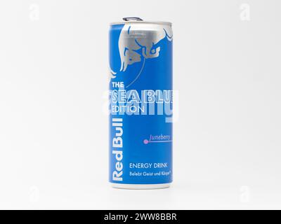 Red Bull Sea Blue Edition Energy Drink Dose. Der Geschmack ist Juneberry und schmeckt fruchtig. Stockfoto