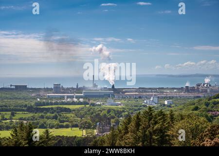 Eine Luftansicht, die von oben auf das weitläufige Tata Steel-Werk an der Küste von Port Talbot, Wales, UK, hinunterblickt Stockfoto