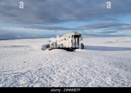 Ein abgestürztes Flugzeug in Island liegt im Schnee gebrochen Stockfoto