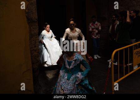 Fallera während der Parade beim Frühlingsfest Las Fallas in Valencia Stockfoto