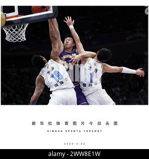 Peking, China. März 2024. Wang Shaojie (C) von Peking Royal Fighters legt sich gegen Zeng Fanbo (R) und Taruike Jianiyou von Peking Ducks während des 46. Runde Spiels der chinesischen Basketball Association (CBA) Liga 2023-2024 in Peking, China, am 22. März 2024 auf. Quelle: Luo Yuan/Xinhua/Alamy Live News Stockfoto