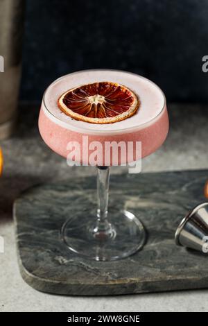 Heißer schaumiger Blood Orange Sour Cocktail mit Gin Stockfoto