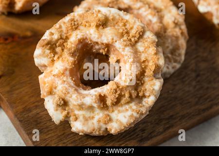 Hausgemachte, frittierte, altmodische Donuts zum Frühstück Stockfoto