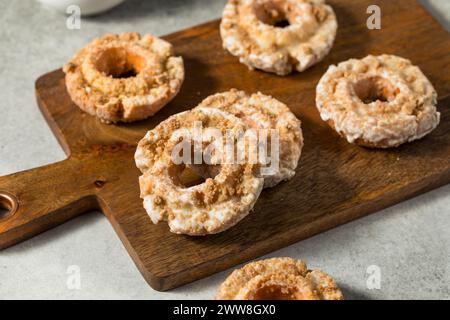 Hausgemachte, frittierte, altmodische Donuts zum Frühstück Stockfoto