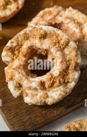 Hausgemachte, frittierte, altmodische Donuts zum Frühstück Stockfoto