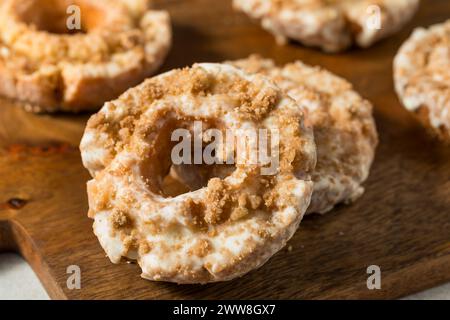 Hausgemachte, frittierte, altmodische Donuts zum Frühstück Stockfoto