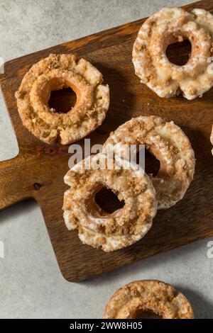 Hausgemachte, frittierte, altmodische Donuts zum Frühstück Stockfoto