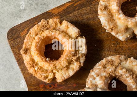 Hausgemachte, frittierte, altmodische Donuts zum Frühstück Stockfoto