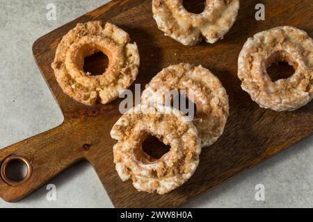 Hausgemachte, frittierte, altmodische Donuts zum Frühstück Stockfoto