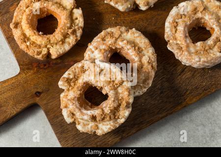 Hausgemachte, frittierte, altmodische Donuts zum Frühstück Stockfoto