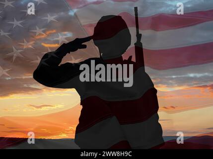 Veteranentag. Silhouette eines Militärs auf Sonnenuntergang draußen und Flagge der USA, doppelte Exposition Stockfoto