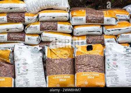 Beutel mit Mini-Chips aus Kiefer für Gartenarbeit Mulch.UK Stockfoto