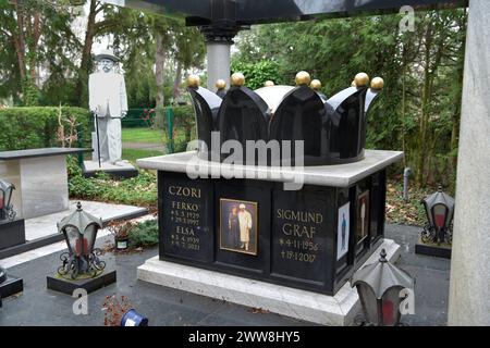 Deutschland, Bonn, 21.03.2024 die Königsgraeber von Bonn-Beuel. Die Königsgraeber gelegen auf dem Friedhof in Beuel, sind beeindruckende Zeugnisse der Bestattungskultur der Sinti und Roma, insbesondere der aus den Großfamilien bzw. Clans der Czori und Goman. Diese opulenten Grabstaetten reflektieren die tiefe Wertschaetzung für Familie und Familienoberhaeupter, die auch über den Tod hinaus andauert. Foto: Grabstaette mit kleinem Park und Portrait Statue aus Marmor für Roma Koenig Ferko Czori die Königsgraeber von Bonn-Beuel. *** Deutschland, Bonn, 21 03 2024 die königlichen Gräber von Bonn Beuel der roya Stockfoto