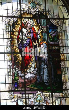 Buntglasfenster, Basilica de Nuestra Senora de los Angeles (Schrein unserer Lieben Frau der Engel), Cartago, Costa Rica, Mittelamerika. Stockfoto