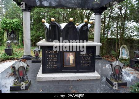 Deutschland, Bonn, 21.03.2024 die Königsgraeber von Bonn-Beuel. Die Königsgraeber gelegen auf dem Friedhof in Beuel, sind beeindruckende Zeugnisse der Bestattungskultur der Sinti und Roma, insbesondere der aus den Großfamilien bzw. Clans der Czori und Goman. Diese opulenten Grabstaetten reflektieren die tiefe Wertschaetzung für Familie und Familienoberhaeupter, die auch über den Tod hinaus andauert. Foto: Grabstaette mit kleinem Park und Portrait Statue aus Marmor für Roma Koenig Ferko Czori die Königsgraeber von Bonn-Beuel. *** Deutschland, Bonn, 21 03 2024 die königlichen Gräber von Bonn Beuel der roya Stockfoto