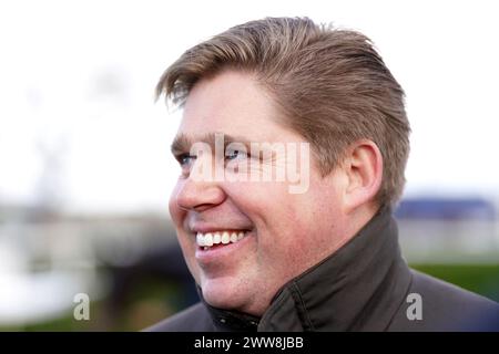 Trainer Dan Skelton, nachdem er das Pferd Doyen Quest von Jockey Harry Skelton (nicht abgebildet) gesehen hatte, gewann er die Daily Racing Specials bei BetVictor Handicap Hürdenlauf auf der Newbury Racecourse, Berkshire. Bilddatum: Freitag, 22. März 2024. Stockfoto